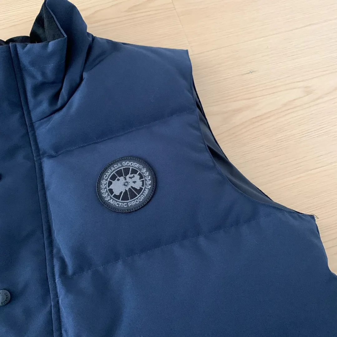 Style number: Y 138 𝑪𝒂𝒏𝒂𝒅𝒂 𝑮𝒐𝒐𝒔𝒆Canada Goose counter level! Canadagoose/Canada Goose New Arrival "2078APPSeries" down vest for men and women Material list: 1⃣ Original custom-made double plain 9500-100% nylon nylon fabric 2⃣ Original YKK zipper, non-sub-factory product 3⃣ National standard 80% white duck down from Guangzhou Inspection, (zp uses 80% white duck down/any boasts of 90% are fake) Material analysis characteristics: 1⃣ Original factory/9500-100% nylon 100% nylon Lurex yarn is actually 100% nylon, which is rarely pure now. Most of them are mixed with cotton thread or polyester. Our top original version is developed in accordance with ZP and uses the same material. 2⃣ As we all know, the original version uses 80% white duck down. The fill power refers to the cubic inches of volume occupied by each ounce (30 grams) of down under certain conditions. If the space occupied by one ounce of down is cubic inches, the fill power of the down is called . So we can simply understand it as: fill power is the volume of down, and the volume of down is fill power. The higher the fill power of down, it means that under the same filling amount, down can fix a larger volume of air layer to keep warm and insulate, so the warmth retention of down is better. Size:XS-2XL Color: Navy Blue Beige Gray Black Red Label Black Black Label